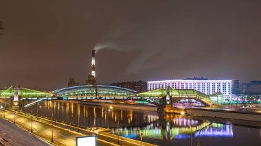 Moskova Nehri 'ni yansıtan renkli Bogdan Khmelnitsky köprüsünün görüntüsü. Moskva Nehri üzerindeki yaya köprüsü. Moskova, Rusya