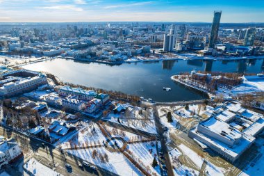Güneşli bir günde kış mevsiminde Yekaterinburg hava panoramik manzarası. Ekaterinburg, Rusya 'nın Avrupa ve Asya sınırındaki Avrasya kıtasında yer alan dördüncü büyük şehridir. Yekaterinburg, Rusya