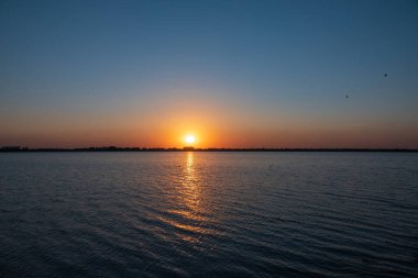 Güneş bir gölün üzerinde batar. Dramatik Günbatımı Gökyüzü