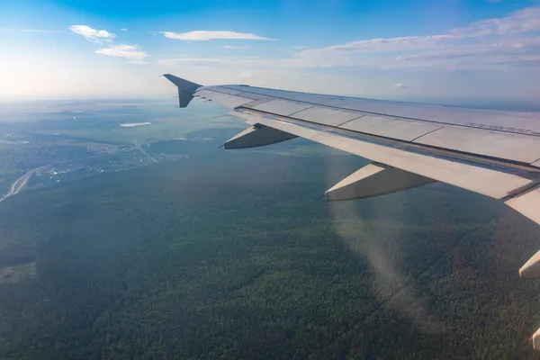 Vista Janela Avião Belo Nascer Sol Azul Asa Avião Céu — Fotografia de Stock