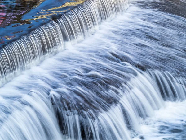 Eine Kleine Flache Kaskade Einem Ruhigen Fluss Hintergrund Wasser — Stockfoto