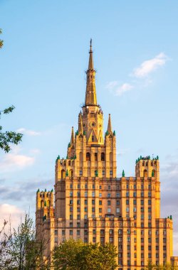 Kudrinskaya Meydanı 'ndaki Stalinist yüksek binasının manzarası. 1947-1954 yılları arasında inşa edilen yedi Stalinist gökdelenden biridir. Moskova, Rusya