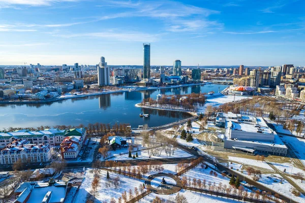 Güneşli bir günde kış mevsiminde Yekaterinburg hava panoramik manzarası. Ekaterinburg, Rusya 'nın Avrupa ve Asya sınırındaki Avrasya kıtasında yer alan dördüncü büyük şehridir. Yekaterinburg, Rusya