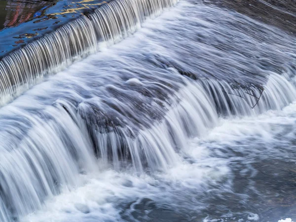 Eine Kleine Flache Kaskade Einem Ruhigen Fluss Hintergrund Wasser — Stockfoto