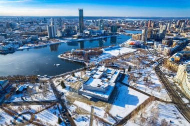 Güneşli bir günde kış mevsiminde Yekaterinburg hava panoramik manzarası. Ekaterinburg, Rusya 'nın Avrupa ve Asya sınırındaki Avrasya kıtasında yer alan dördüncü büyük şehridir. Yekaterinburg, Rusya