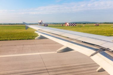 Açık bir yaz sabahı Koltsovo havaalanının kalkışı sırasında uçak penceresinden görüntü. Yekaterinburg, Rusya