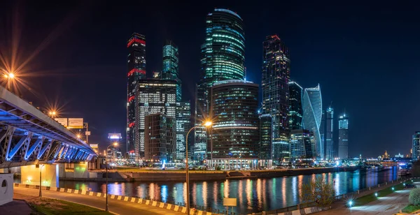夜のモスクワ市の高層ビル群とイルミネーションのあるドロゴミロフスキー橋 モスクワ ロシア 都市背景 — ストック写真