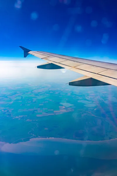 View Airplane Window Beautiful Clear Blue Sky Airplane Wing Earth — Stock Photo, Image