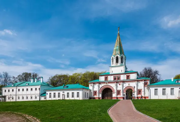 Ön Kapılar ve Albay 'ın odası. Tarihi-mimari ve doğal peyzaj müze rezervi Kolomenskoye 'nin inşası, Moskova, Rusya. Kolomenskoye ortaçağ kraliyet konutuydu..