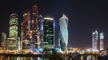 Moskova 'da gece vakti. Moskova şehir merkezindeki modern gökdelenler, Federasyon kulesi, Merkür kulesi vs. Moskova, Rusya - şehir geçmişi