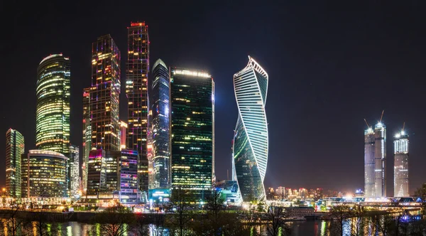 夜のモスクワ市 モスクワ市内の近代的な高層ビル 連邦タワー マーキュリータワーなど モスクワ ロシア 都市背景 ロイヤリティフリーのストック写真