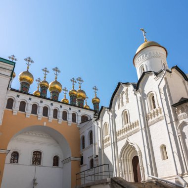 Moskova 'daki Grand Kremlin Sarayı' ndaki Yukarı Kurtarıcı Katedrali ve Terem Kiliseleri 'nin altın kubbeleri. Kutsal Yüzün Kurtarıcısı Katedrali