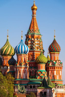 St. Moskova 'daki Kızıl Meydan' daki Basil Katedrali 'nde mavi gökyüzü arka planında. Rus tarihi, Moskova mimarisi