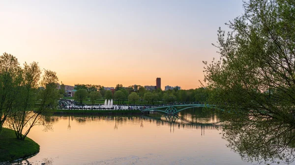 Ein Teich Stadtpark Tsaritsino Einem Sommerabend Mit Menschen Auf Der — Stockfoto