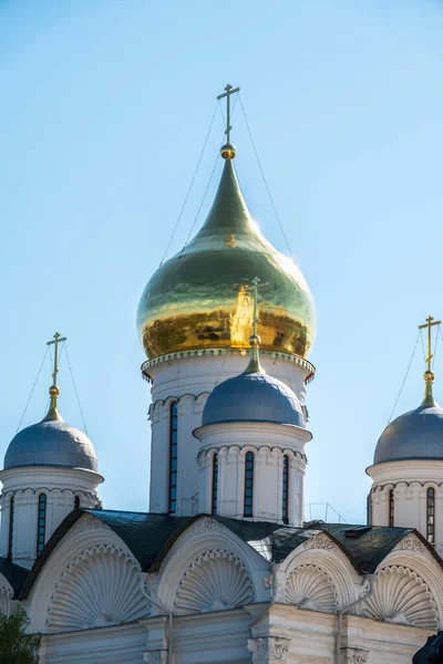 Mavi gökyüzü arka planında haçları olan Ortodoks Kilisesi 'nin altın kubbeleri