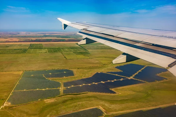 Blick Auf Flugzeugflügel Blauen Himmel Und Grünes Land Bei Der — Stockfoto