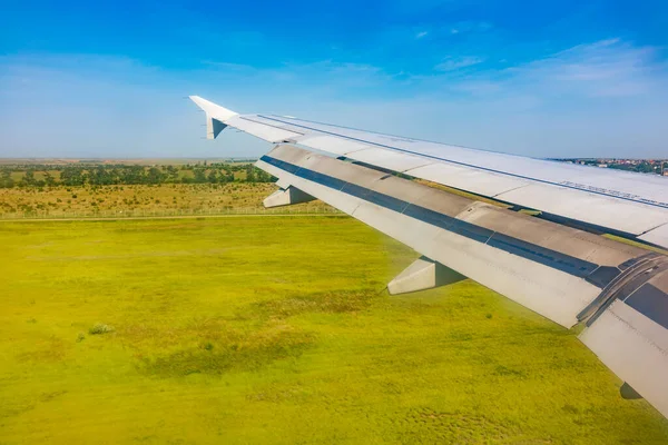 Vista Asa Avião Céu Azul Terra Verde Durante Aterrissagem Vista — Fotografia de Stock