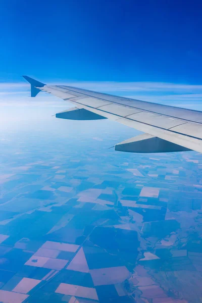 Vista Janela Avião Belo Céu Azul Claro Asa Avião Terra — Fotografia de Stock