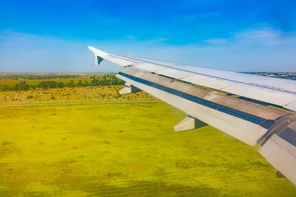 Vista Asa Avião Céu Azul Terra Verde Durante Aterrissagem Vista — Fotografia de Stock