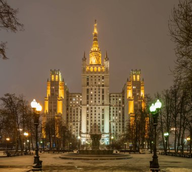 Kudrinskaya Meydanı 'ndaki Stalinist gökdeleninin kış gecesi manzarası aydınlandı. 1947-1954 yılları arasında inşa edilen yedi Stalinist gökdelenden biridir. Moskova, Rusya