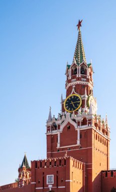 Moskova Kremlin 'in Spasskaya Kulesi. Spasskaya Kulesi, Moskova Kremlin 'in doğu duvarında Kızıl Meydan' a bakan bir geçidi olan ana kuledir..