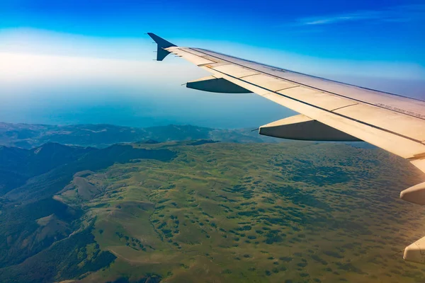 Widok Skrzydła Samolotu Błękitne Niebo Zieleń Lądu Podczas Lądowania Widok — Zdjęcie stockowe