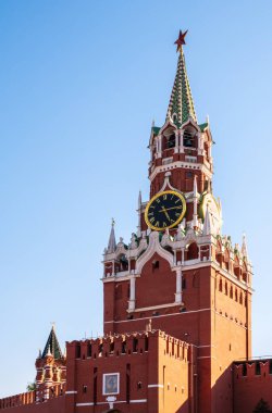 Moskova Kremlin 'in Spasskaya Kulesi. Spasskaya Kulesi, Moskova Kremlin 'in doğu duvarında Kızıl Meydan' a bakan bir geçidi olan ana kuledir..