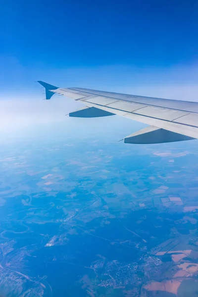 Vista Janela Avião Belo Céu Azul Claro Asa Avião Terra — Fotografia de Stock