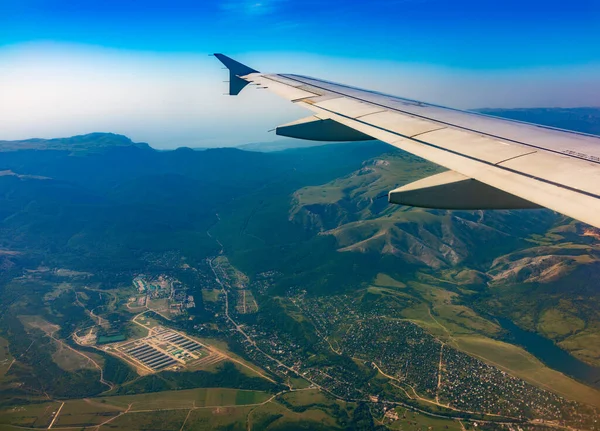 Blick Auf Flugzeugflügel Blauen Himmel Und Grünes Land Bei Der — Stockfoto