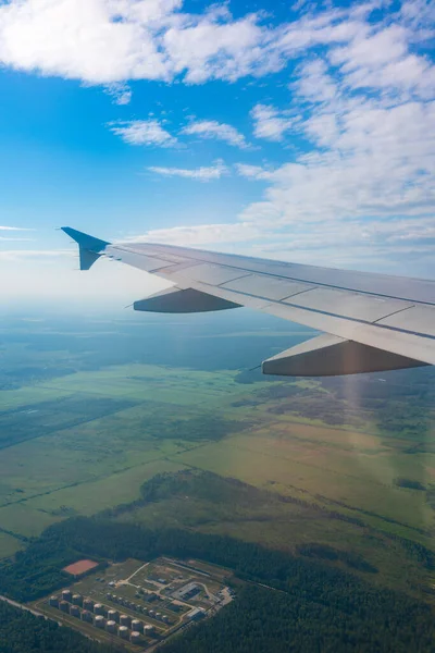 Vista Janela Avião Belo Nascer Sol Azul Asa Avião Céu — Fotografia de Stock