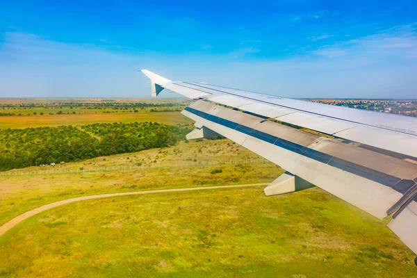 Vista Asa Avião Céu Azul Terra Verde Durante Aterrissagem Vista — Fotografia de Stock