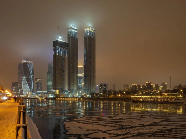 莫斯科市在冬夜 莫斯科市中心的现代摩天大楼 联邦塔 水星塔等 俄罗斯莫斯科 城市背景 — 图库照片