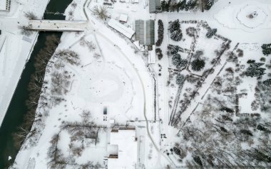 Karla kaplı ağaçlarla kaplı küçük bir park. Kışın yerleşim alanının havadan görünüşü. Yekaterinburg 'daki kış parkına hava manzarası