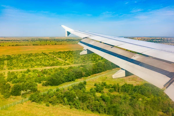 View Airplane Wing Blue Skies Green Land Landing Вид Окна Стоковая Картинка