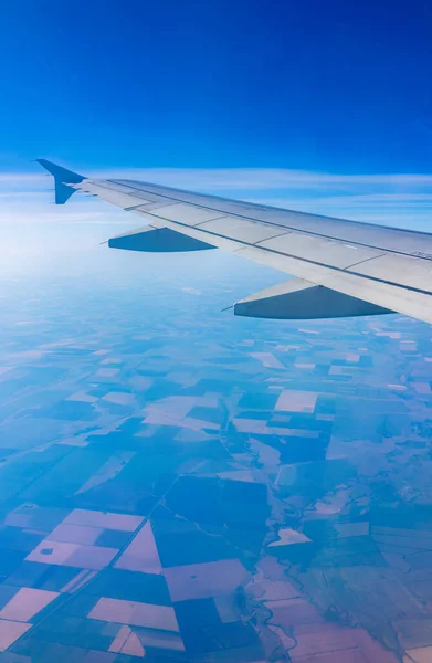 Vista Janela Avião Belo Céu Azul Claro Asa Avião Terra — Fotografia de Stock