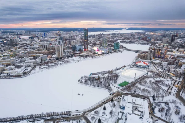 Yekaterinburg hava panoramik manzaralı güzel bulutlu gün batımında. Ekaterinburg, Rusya 'nın Avrupa ve Asya sınırındaki Avrasya kıtasında yer alan dördüncü büyük şehridir. Yekaterinburg, Rusya