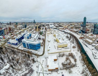 Bulutlu bir günde Yekaterinburg hava panoramik manzarası. Ekaterinburg, Rusya 'nın Avrupa ve Asya sınırındaki Avrasya kıtasında yer alan dördüncü büyük şehridir. Yekaterinburg, Rusya