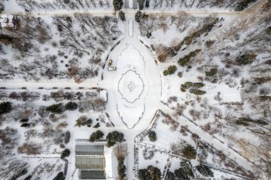 Karla kaplı ağaçlarla kaplı küçük bir park. Kışın yerleşim alanının havadan görünüşü. Yekaterinburg 'daki kış parkına hava manzarası