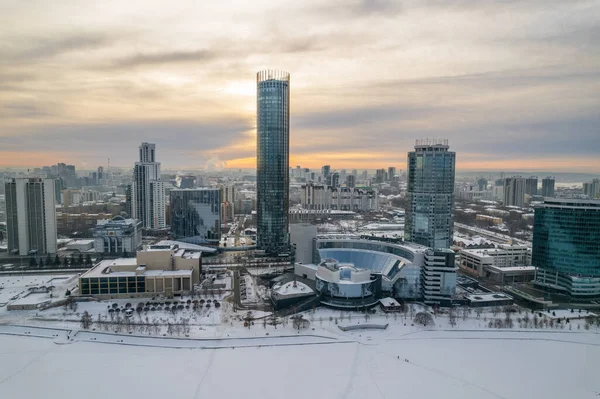 Yekaterinburg日没で冬の空のパノラマビュー Yekaterinburg市と冬に池 ロシアのエカテリンブルク ストックフォト