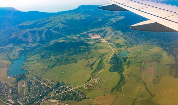 Vista Asa Avião Céu Azul Terra Verde Durante Aterrissagem Vista — Fotografia de Stock