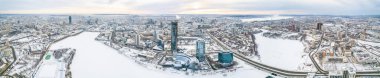 Bulutlu bir günde Yekaterinburg hava panoramik manzarası. Ekaterinburg, Rusya 'nın Avrupa ve Asya sınırındaki Avrasya kıtasında yer alan dördüncü büyük şehridir. Yekaterinburg, Rusya