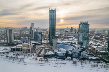 Günbatımında Yekaterinburg hava panoramik manzarası. Yekaterinburg şehri ve kışın gölet. Yekaterinburg, Rusya