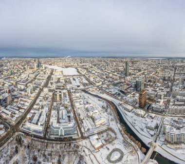 Bulutlu bir günde Yekaterinburg hava panoramik manzarası. Ekaterinburg, Rusya 'nın Avrupa ve Asya sınırındaki Avrasya kıtasında yer alan dördüncü büyük şehridir. Yekaterinburg, Rusya