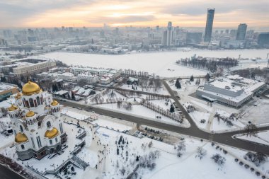 Kış Yekaterinburg ve Kan Tapınağı güzel bulutlu gün batımında. Hava görüntüsü. Yekaterinburg, Rusya. Tapınağın ön cephesindeki metnin çevirisi: Tanrı şahidim olsun ki azizlerinin ölümüdür..