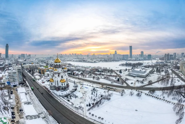 Vinter Jekaterinburg Och Temple Blood Vacker Grumlig Solnedgång Flygfoto Jekaterinburg — Stockfoto