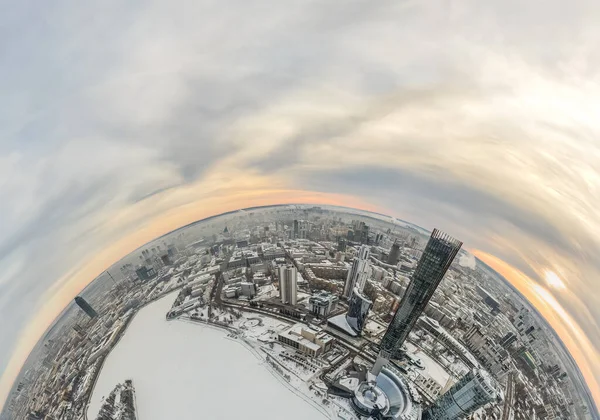 Luchtfoto Van Winterstad Met Kruispunten Wegen Huizen Gebouwen Parken Bruggen — Stockfoto