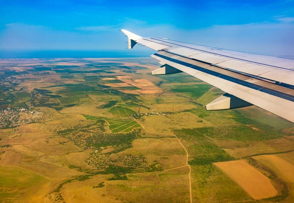 Blick Auf Flugzeugflügel Blauen Himmel Und Grünes Land Bei Der — Stockfoto