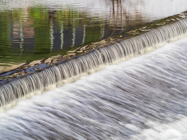 Eine Kleine Flache Kaskade Einem Ruhigen Fluss Hintergrund Wasser — Stockfoto