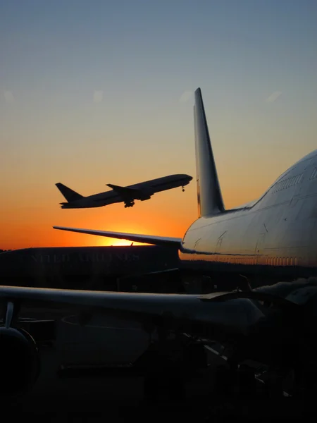 Взлет самолета из Международного аэропорта Нарита Лицензионные Стоковые Фото