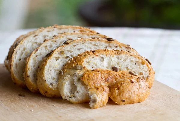 Chleb domowej roboty pełne ziarno świeży — Zdjęcie stockowe